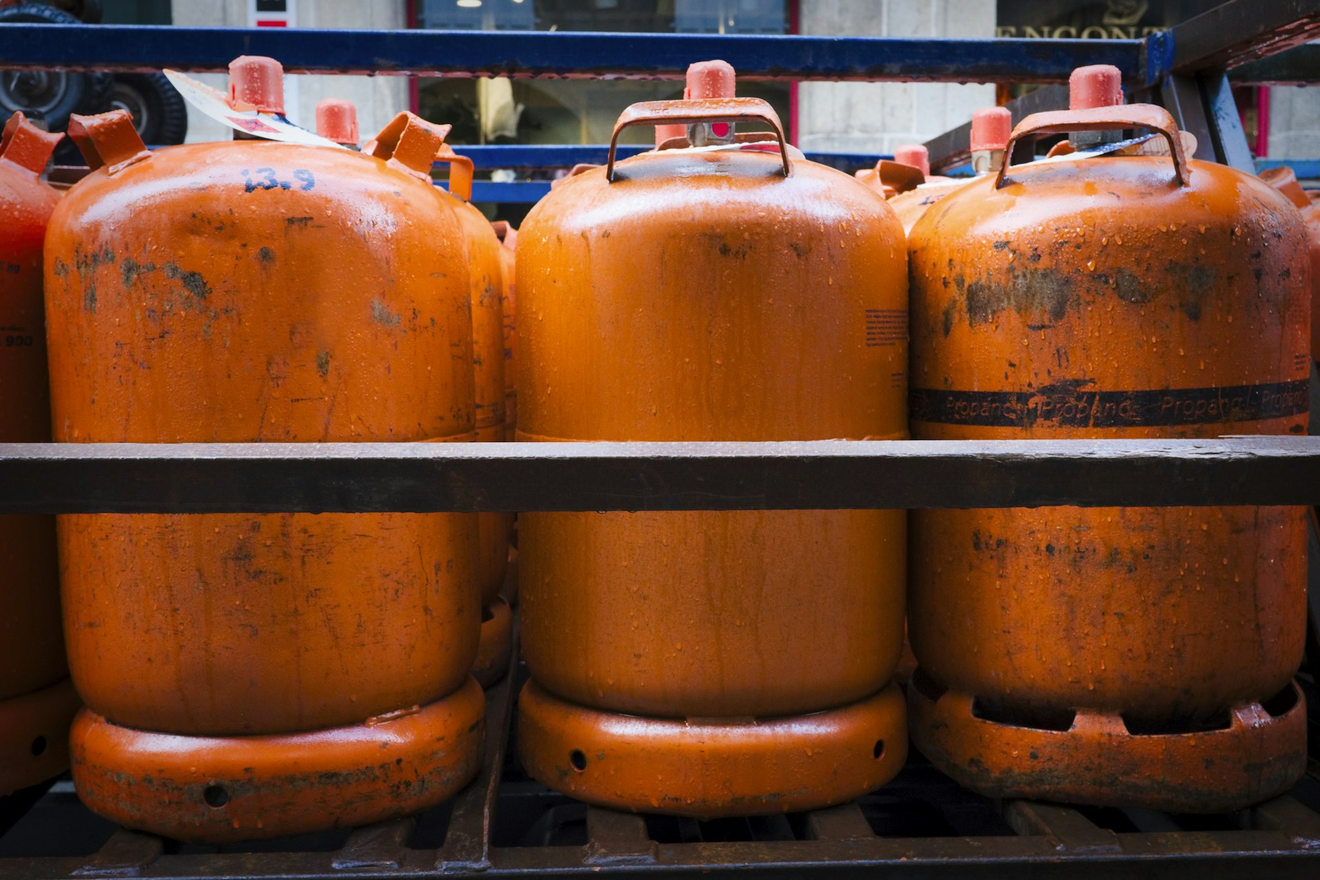 Bouteilles de gaz butane et propane empilées